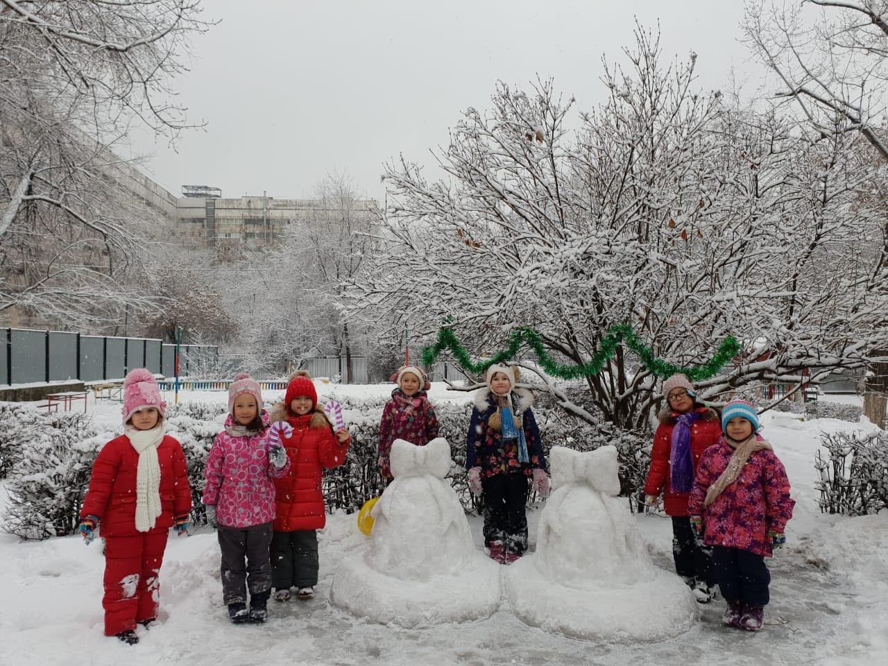 Зимние забавы предшкольной группы "Пчёлки". Воспитатель Байбураева А.Б..