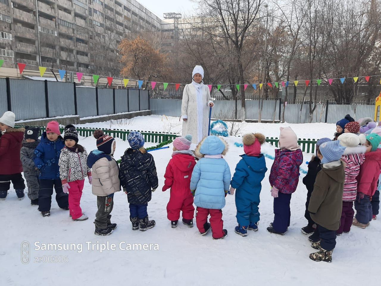 Спортивный досуг "В гостях у Зимушки Зимы". Старшие группы: "Колокольчики", "Звёздочки". Воспитатели: Гурова О.Г., Аширова З.Р.